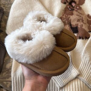 Fuzzy baby slippers size 4